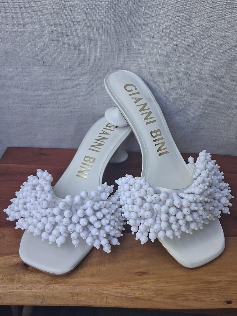 Gianni Bini Lonzo White Beaded Slide Sandals 9.5 - Picture 1 of 13